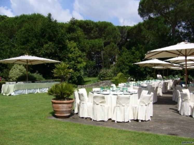 Allestimento in giardino del ricevimento di nozze