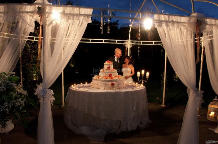 Il taglio della torta nuziale sotto il gazebo