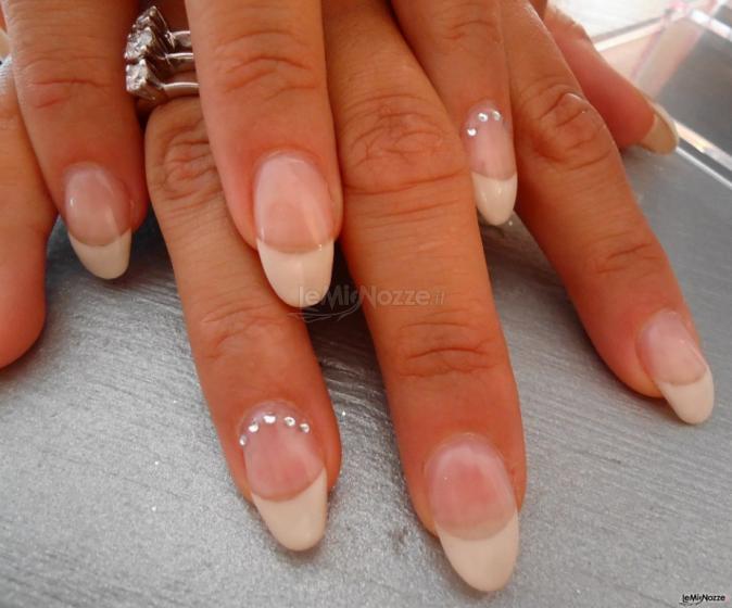 Manicure con brillantini per la sposa