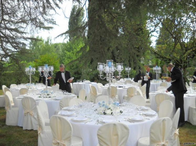 Mise en place bianca e blu per il matrimonio