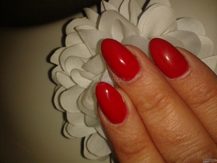 Allungamento in gel forma a mandorla retrò rosso ferrari - Mia Nail Artist