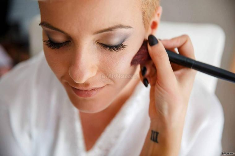 Ilaria Casella Make up Artist - Sposa durante il trucco