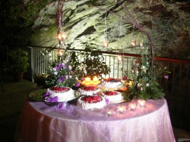 Allestimento per il tavolo dei dolci per il matrimonio