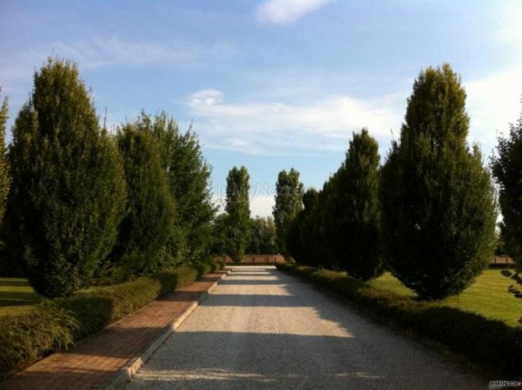 Viale d'entrata del Ristorante Corte Benedettina