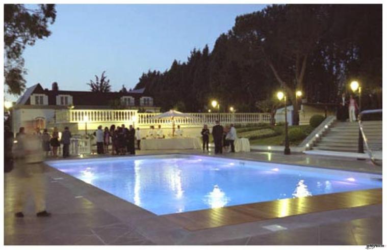 Un matrimonio a bordo piscina