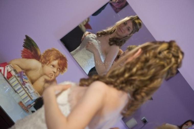 Foto sposa in casa prima del matrimonio