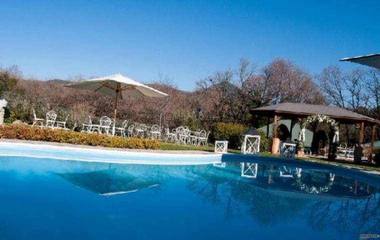 Ricevimento di matrimonio a bordo piscina