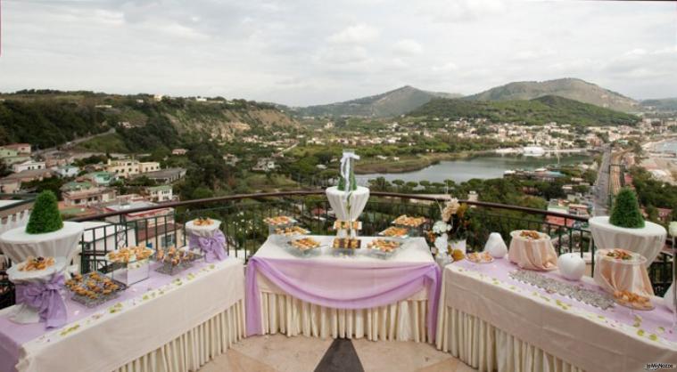 Buffet degli antipasti serviti sulla terrazza panoramica