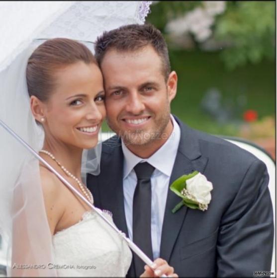 Sposi durante il giorno del matrimonio con un sorriso perfetto curato da Sorriso da Sposa