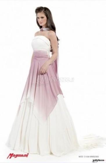 Vestito da sposa con dettagli rosa sulla gonna