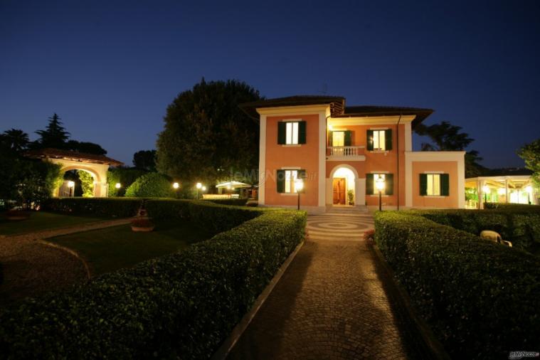 Ingresso illuminato della villa per un ricevimento di matrimonio serale