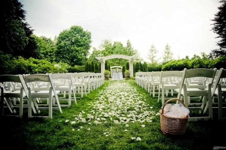 Allestimento per la cerimonia di matrimonio in giardino