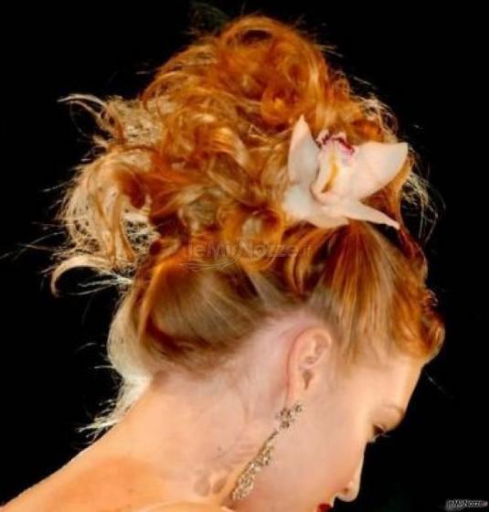 Capelli raccolti in alto con fermaglio fiore