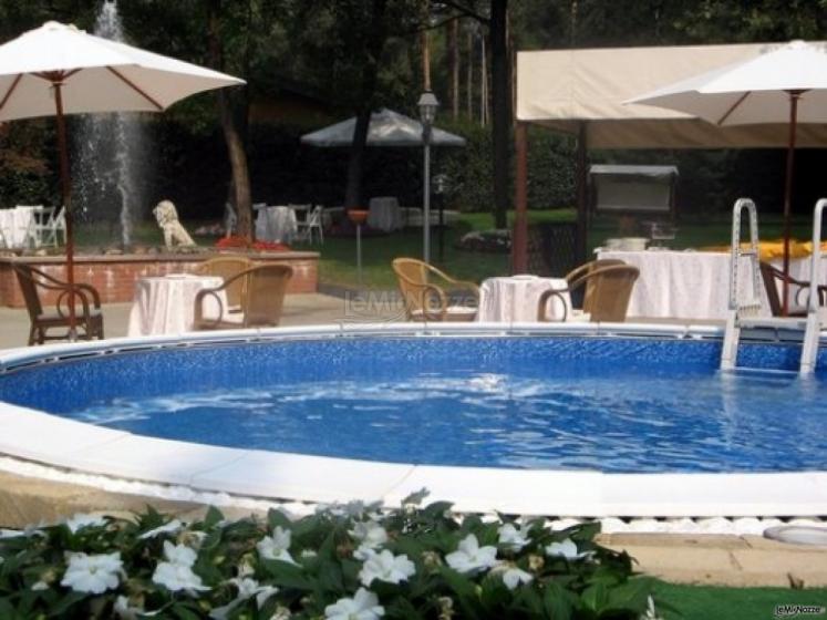 Ricevimento di matrimonio a bordo piscina