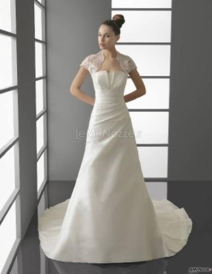 Vestito da sposa con coprispalle in pizzo