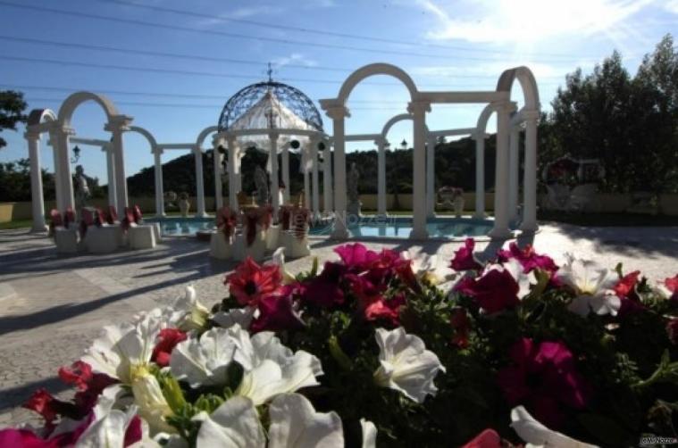 Giardino della villa allestito per il ricevimento di matrimonio