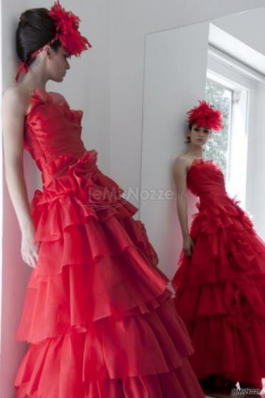 Abito da sposa rosso con gonna a balze - Modello Rouge