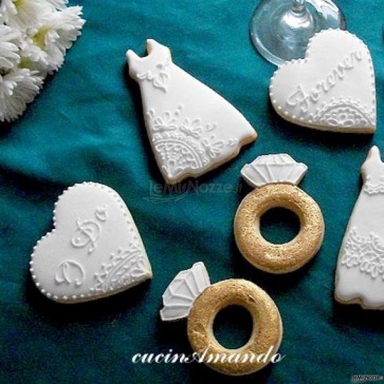 Biscotti decorati a forma di vestito, anelli e cuore