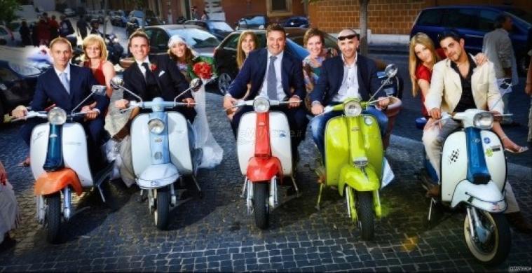 Sposi e amici in Vespa