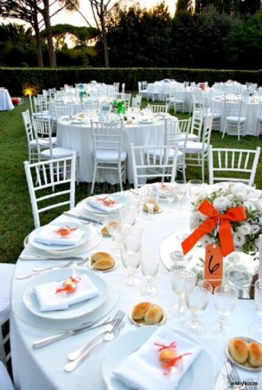 Allestimento country chic di un matrimonio in giardino