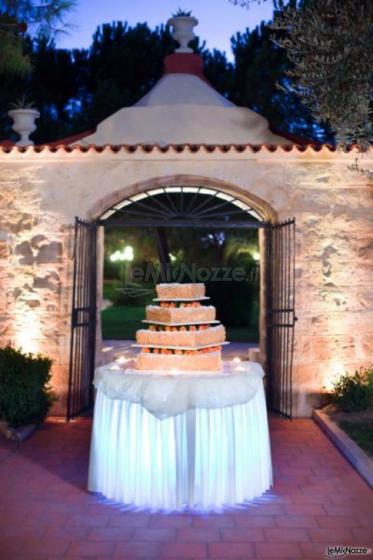 Casale Santa Lucia - Torta nuziale su tavolo illuminato