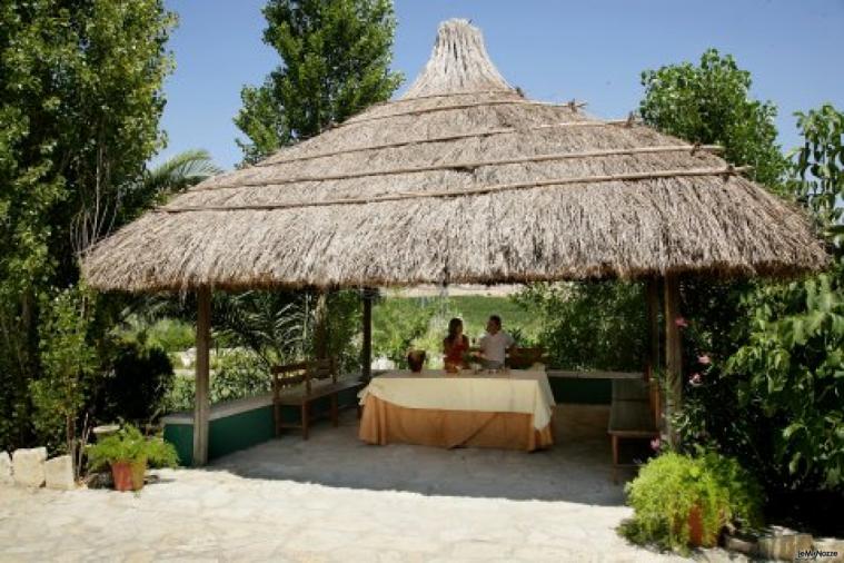 Il caratteristico gazebo di paglia dell'Agriturismo Casa Mia