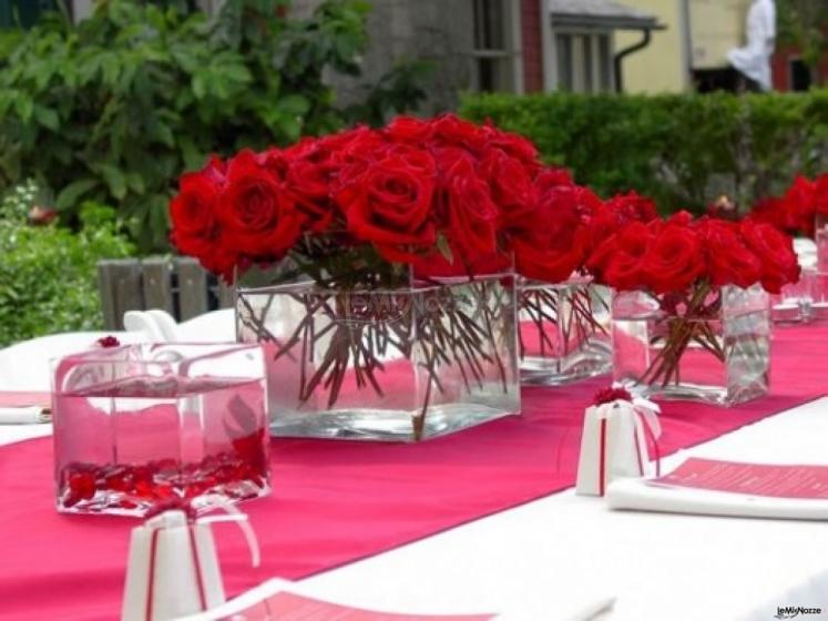 Decoro floreale rosso per matrimonio