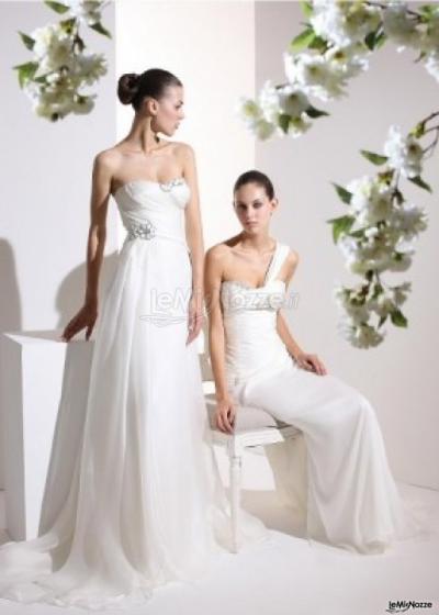 Abito sposa linea scivolata, tessuto charmosa con fiori gioiello; abito in delicatissima seta pura, per una sposa chic