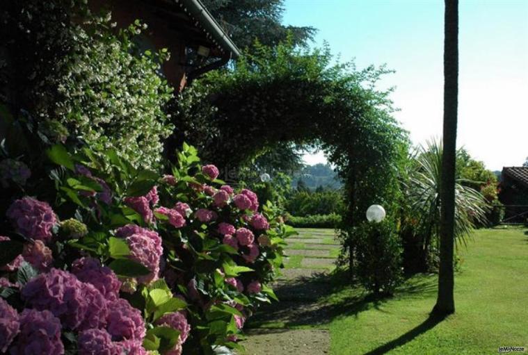 Scorcio del giardino della location di matrimonio