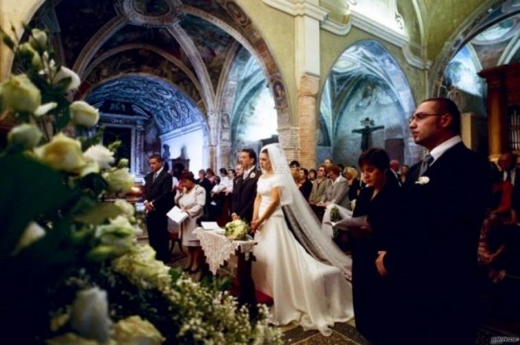 Fotografia degli sposi durante la cerimonia di matrimonio