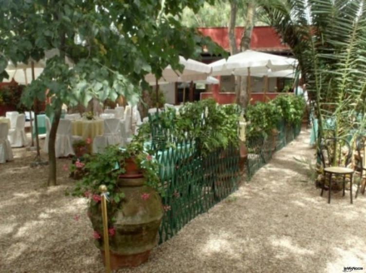 Giardino del ristorante per ricevimenti di nozze