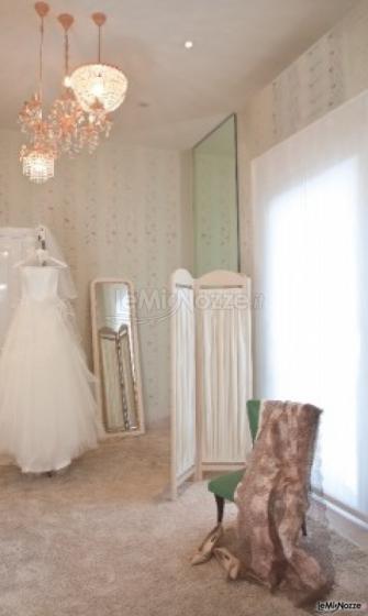 Vestito da sposa in mostra nel salotto dell'atelier