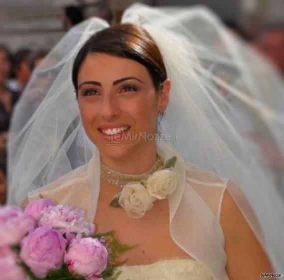 Make up sposa rosa e capelli raccolti dietro il velo