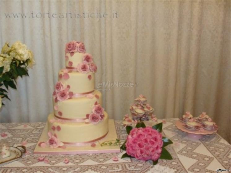 Torta nuziale con rose rosse