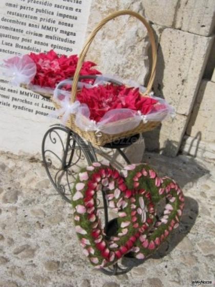 Cesto porta petali con decorazione di cuori di rose