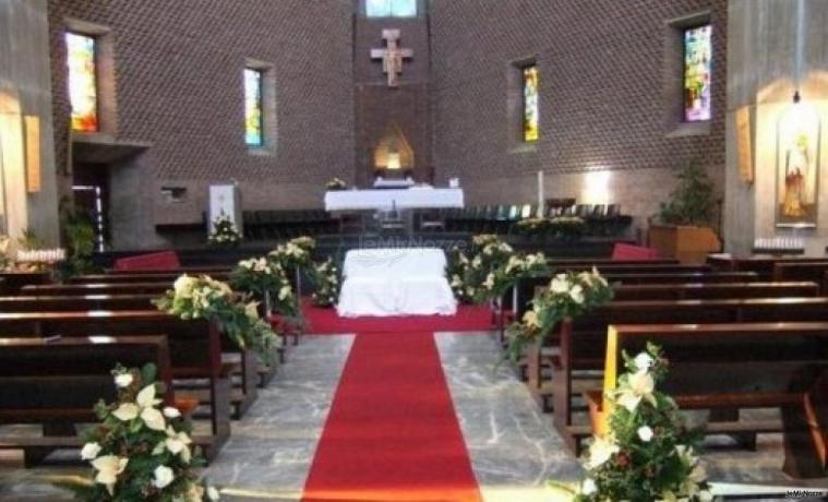 Addobbi floreali per la navata centrale della chiesa