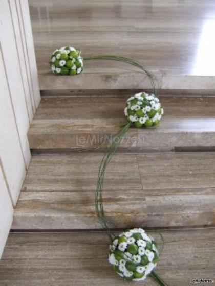 Palle floreali di lime e stille grass per l\'addobbo in chiesa