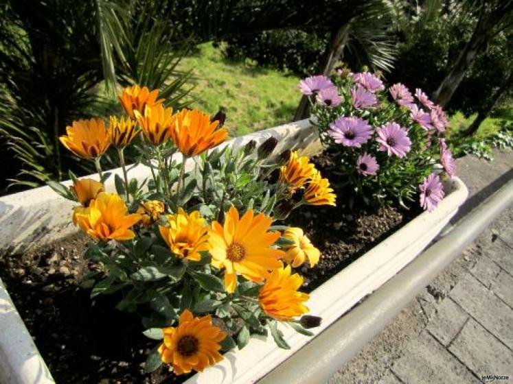 Angolo floreale presso l'agriturismo per ricevimento di matrimonio Il Ciliegio dell'Etna