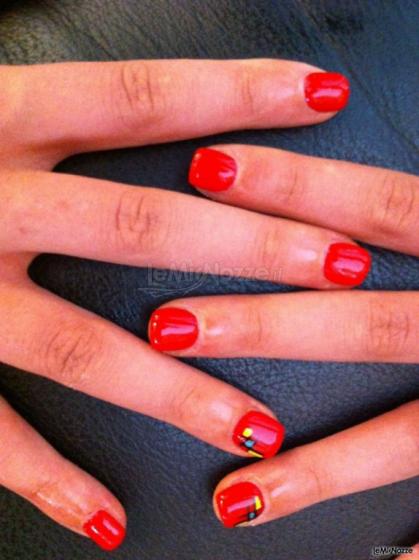 Manicure con smalto rosso per la sposa