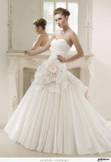 Daniela Cocco Haute Couture - Abito da sposa con ampia gonna e fiore in vita