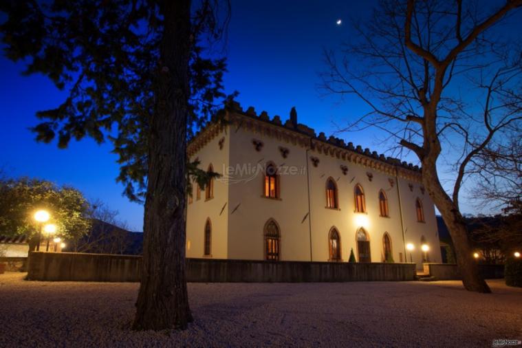 La villa illuminata per un matrimonio di sera