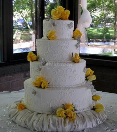 Torta di matrimonio con rose gialle