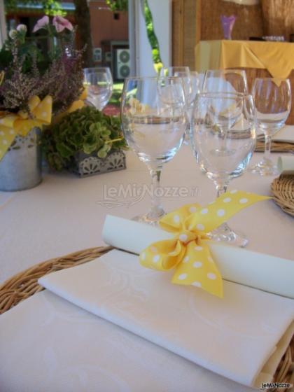 Mise en place gialla per il matrimonio