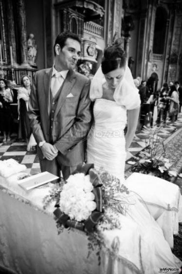 Foto degli sposi in chiesa durante il matrimonio