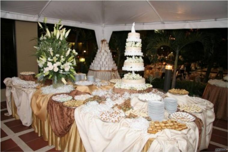 Allestimento del tavolo per i dolci al ricevimento di matrimonio