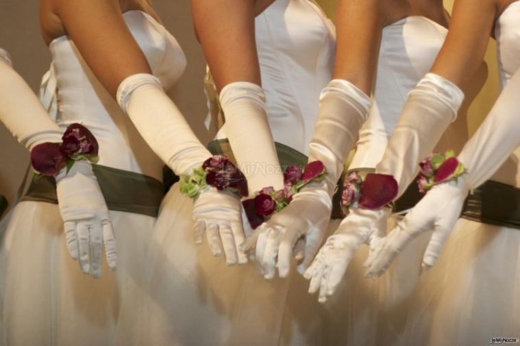 Braccialetto di fiori per le damigelle al matrimonio