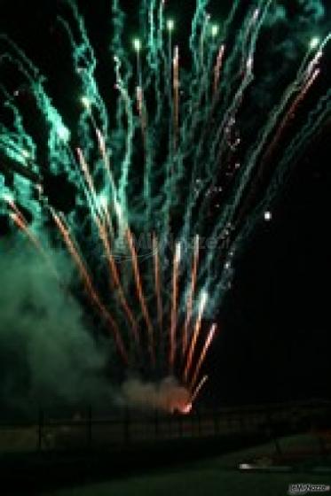 Fuochi d'artificio sul verde per il ricevimento di nozze