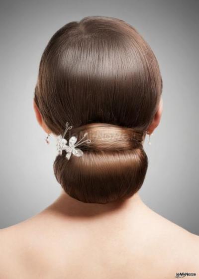 Chignon basso con fermaglio per la sposa