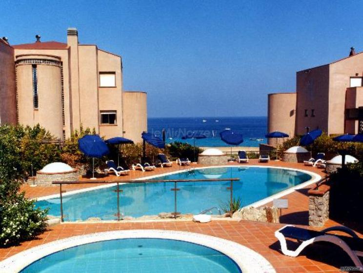 Piscine e mare sullo sfondo all'Addaura Hotel Residence Congressi