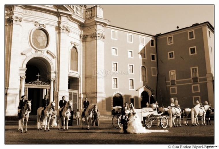 Carrozza d'epoca con quadriglia di cavalli bianchi per un matrimonio